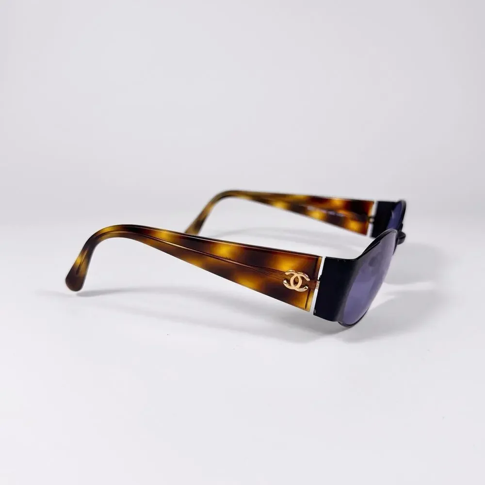 CHANEL model 05972